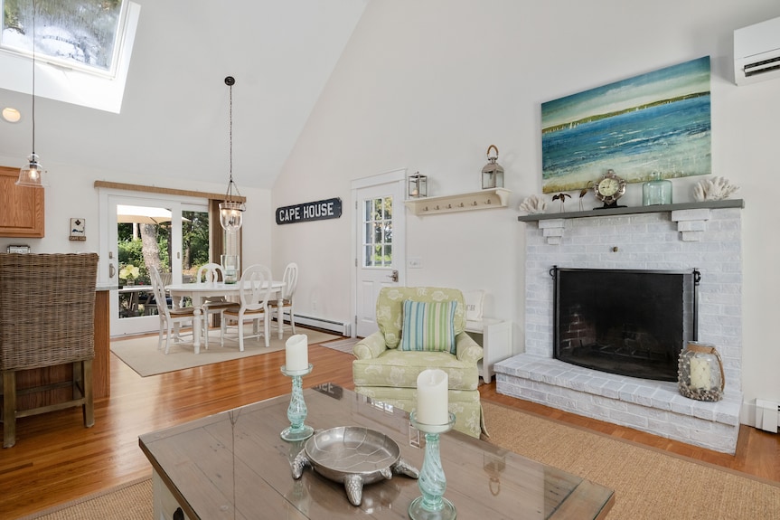 Unique Oyster Pond 3bd-2ba Home In Private Setting Close To Downtown. - Chatham, MA