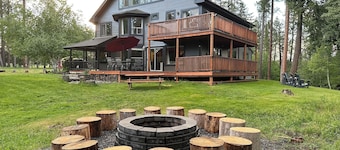 Riverfront Lodge - Ideal for small and large groups with room to spread out