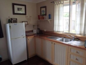 Kühlschrank, Mikrowelle, Wasserkocher mit Kaffee-/Teezubehör