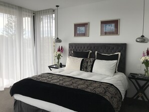 5 bedrooms, desk, iron/ironing board, free WiFi - Glamorous Vaucluse Harbourview Modern Villa (Vaucluse)