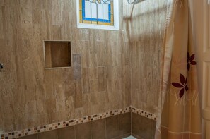 Douche, sĂšche-cheveux, serviettes fournies, savon