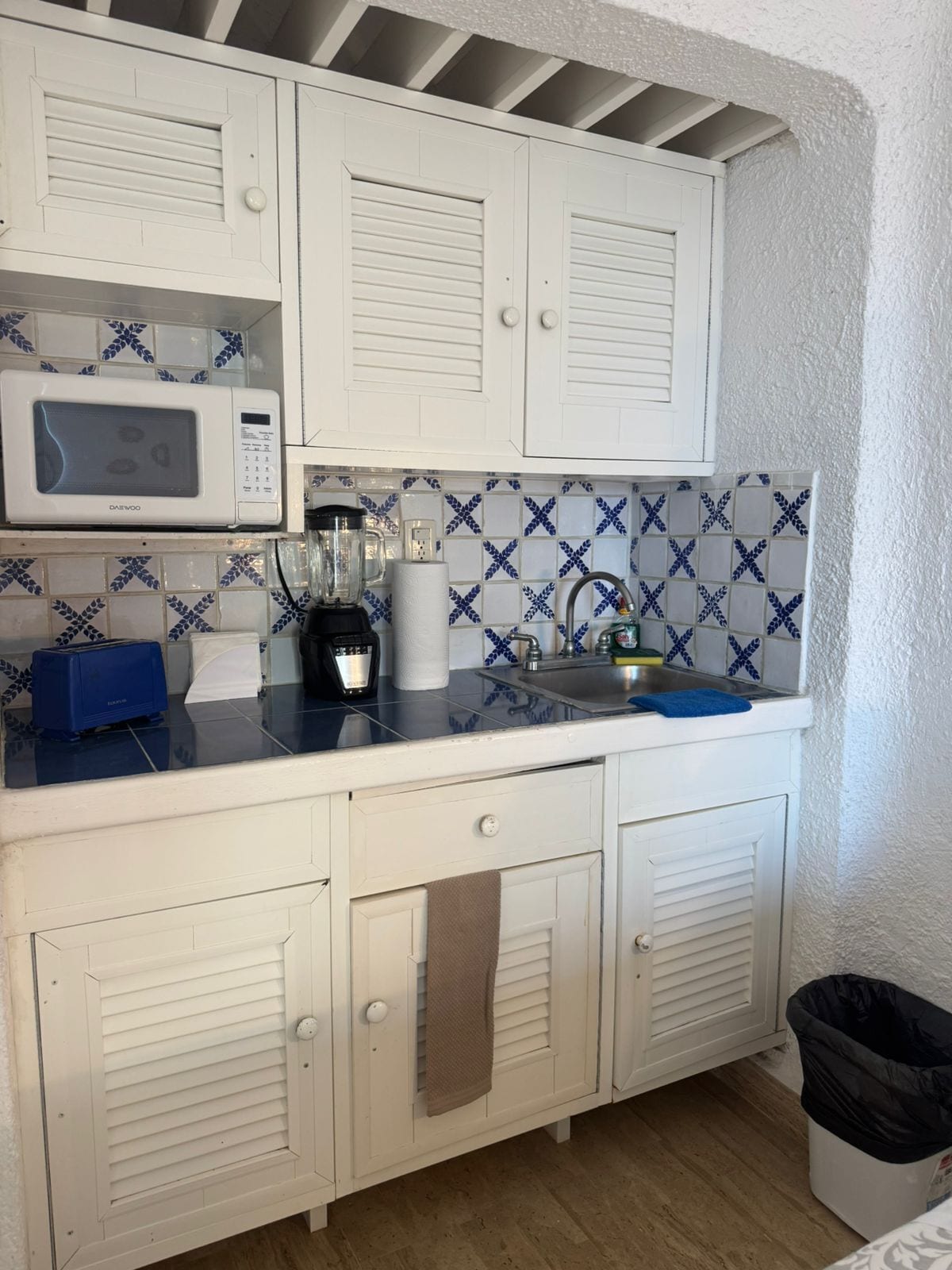 Geladeira, micro-ondas, cooktop, cafeteira/chaleira