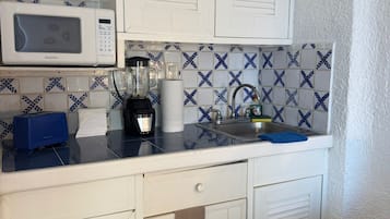 Geladeira, micro-ondas, cooktop, cafeteira/chaleira