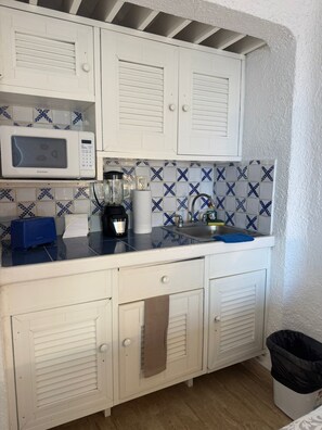 Geladeira, micro-ondas, cooktop, cafeteira/chaleira