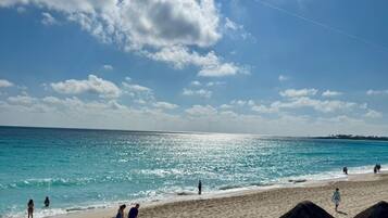 PĂ„ stranden och strandhanddukar