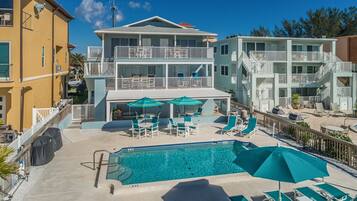 2 outdoor pools