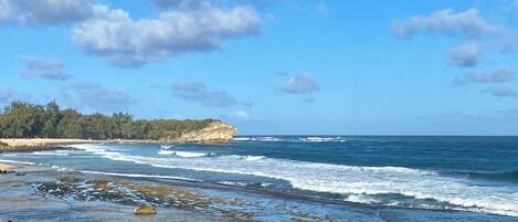Una spiaggia nelle vicinanze, lettini da mare, ombrelloni