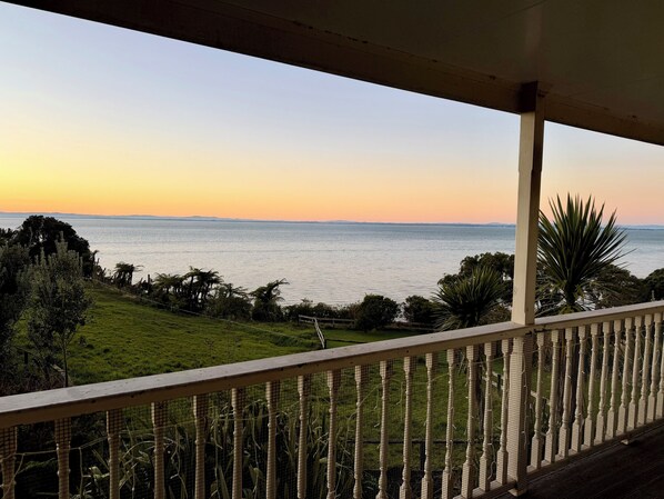 A balcony with a view of the sea and greenery. - Awhitu Beach Retreat - Auckland. (Grahams Beach)