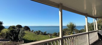 Auckland Beachfront Retreat