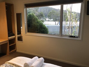 3 bedrooms, iron/ironing board, bed sheets