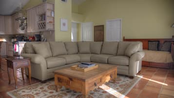 Televisión, chimenea, reproductor de DVD y biblioteca musical