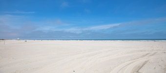 Beachfront 3 BR appartement in Diamond Beach met zwembad
