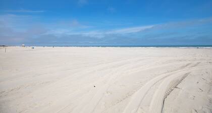 Beachfront 3 BR condo in Diamond Beach with pool - Completely renovated for 2024