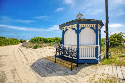 Beachfront 3 BR condo in Diamond Beach with pool - Completely renovated for 2024