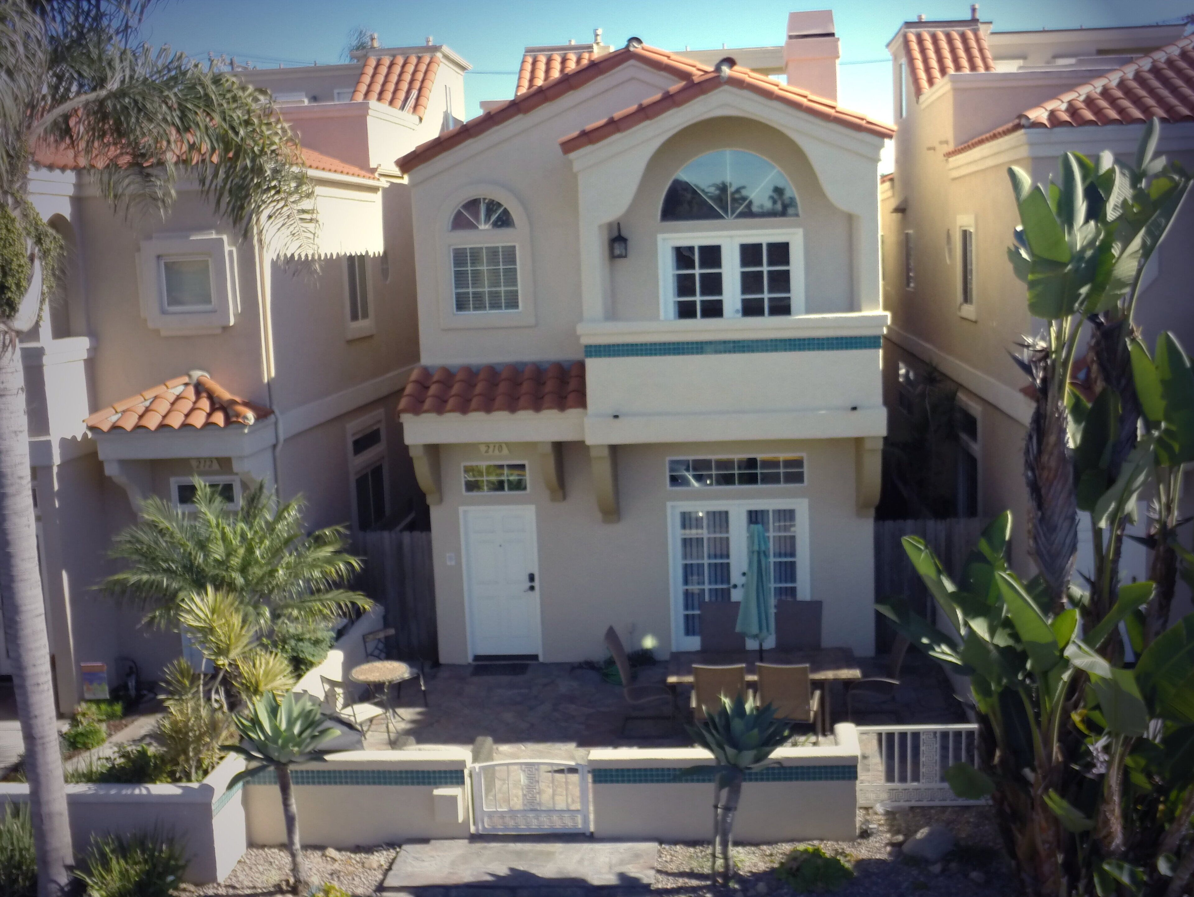  1 Block to the Beach, Pier, Shopping and Dining