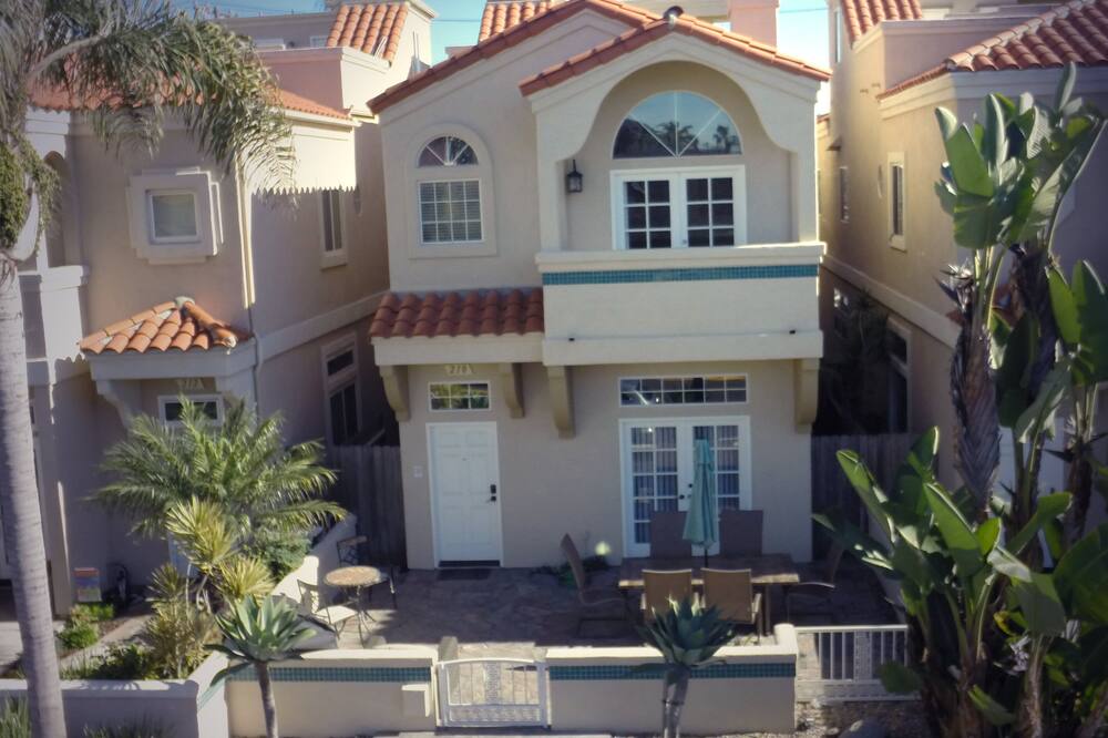 1 Block to the Beach, Pier, Shopping and Dining