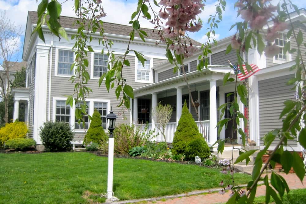 Historic Sea Captains Home in Downtown Mystic, Walk everywhere, Pet Friendly!