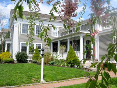 Historic Sea Captains Home in Downtown Mystic, Walk everywhere, Pet Friendly!