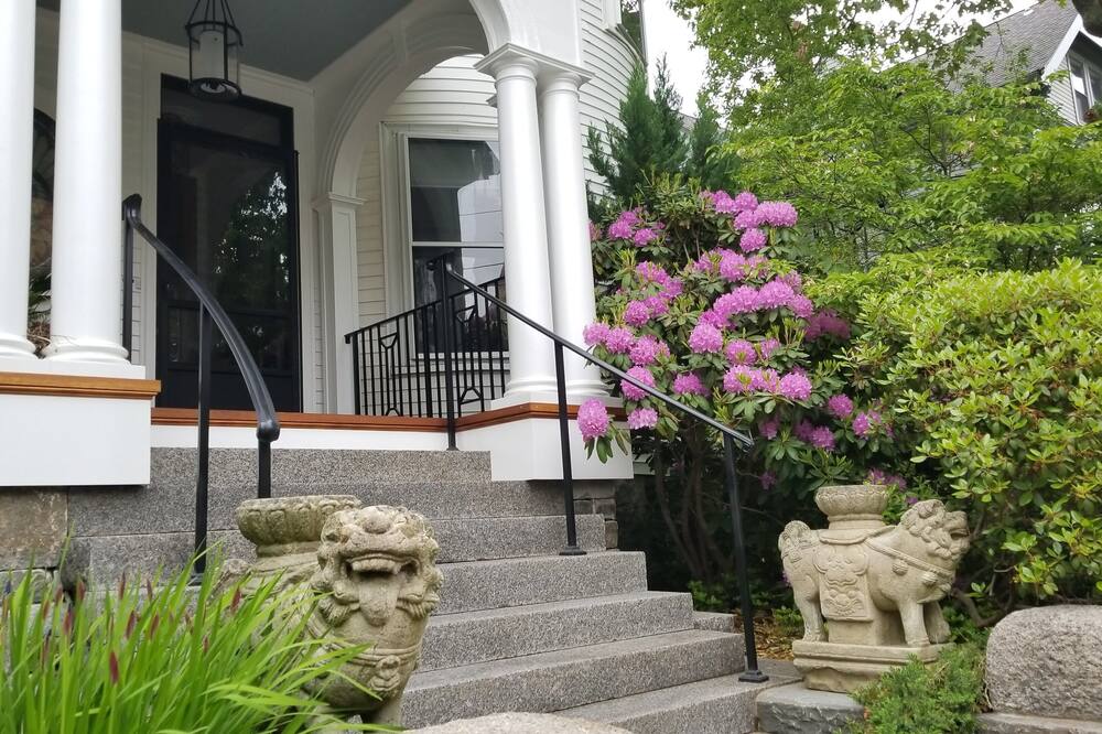 Charming Tree Top Victorian - Two Bedroom Retreat
