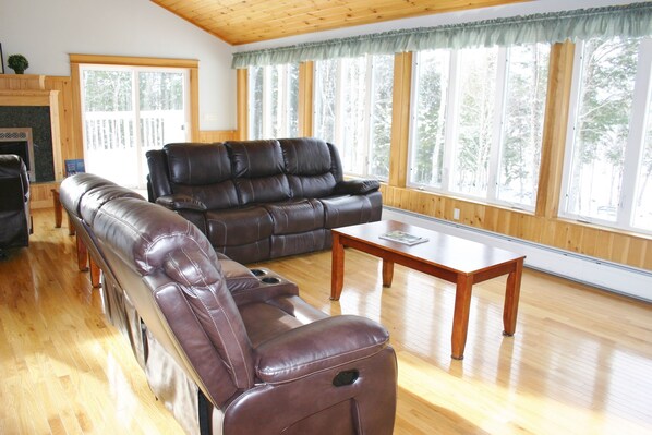 Téléviseur à écran plat, foyer, lecteur de DVD, table de ping-pong