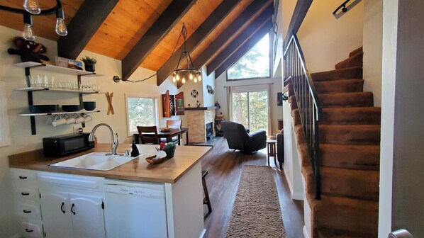 Interior - WALK TO VILLAGE!!! UPDATED STUDIO+LOFT, 2 BATH, STUNNING VIEWS!! (Mammoth Lakes)