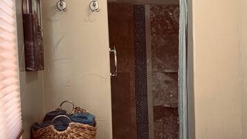 Douche, séchoir à cheveux, serviettes fournies, savon