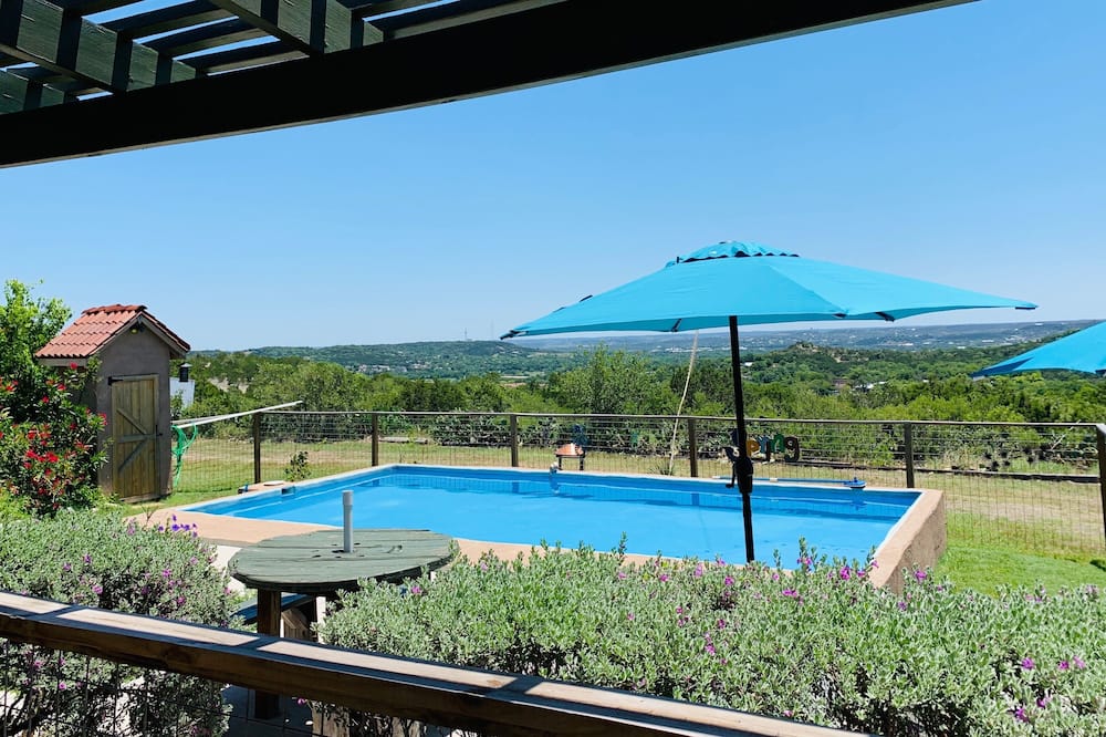 Beautiful view,18 acres,pool, game room,Axis deer, 3 mile’s to the river trail!