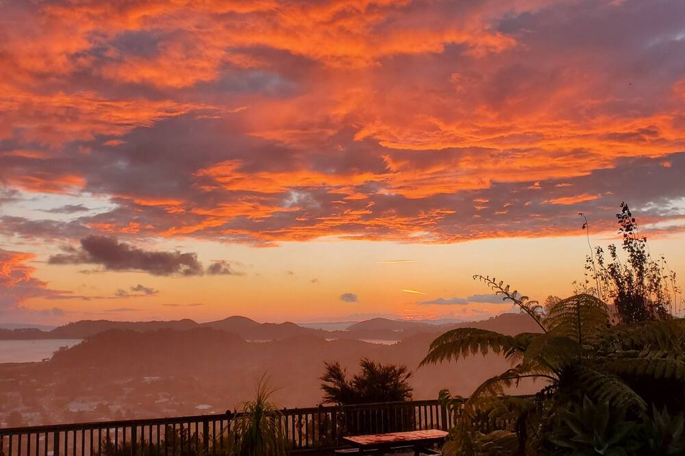 Private,Unique,Old Memroabilia, Rustic,Sea View,Sunsets,Playground,Pets ok WIFI