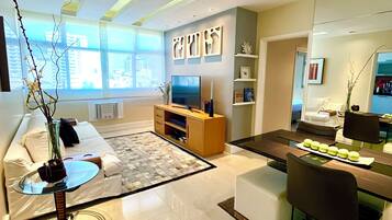 Smart TV, livros, videoteca, aparelho de som
