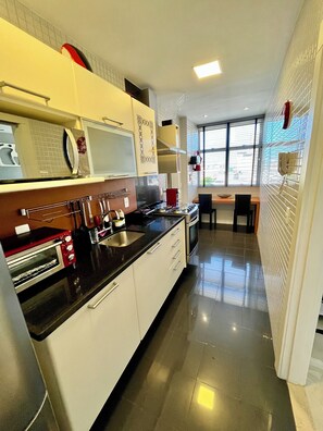 Geladeira, micro-ondas, fogão, cooktop