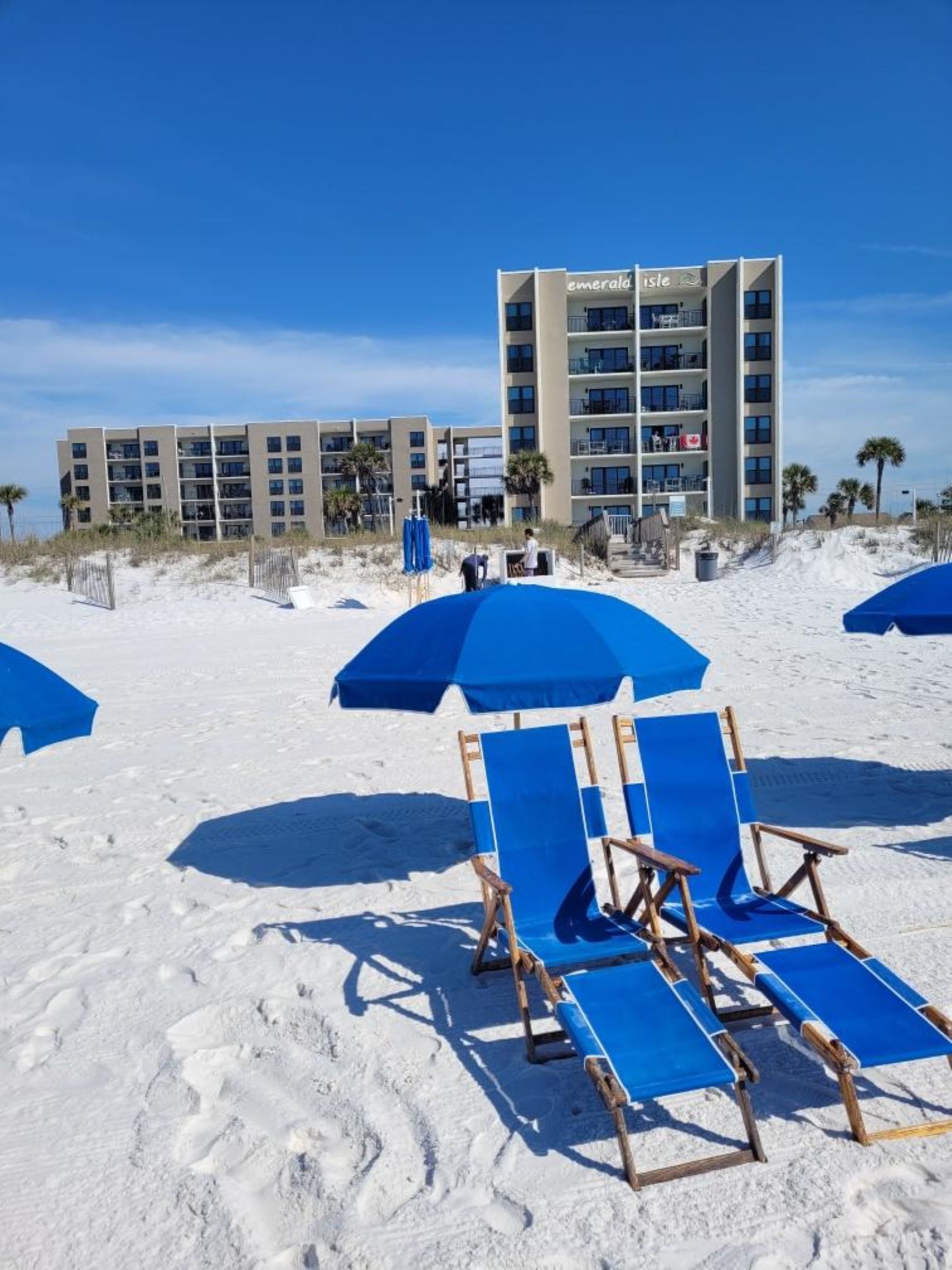 COMPLIMENTARY 2 CHAIRS AND UMBRELLA