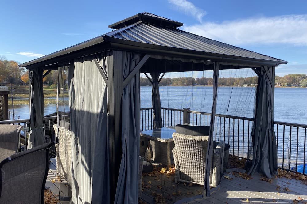 Lakefront cottage on scenic Hudson Lake