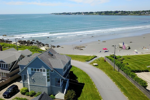 Sulla spiaggia, lettini da mare, ombrelloni, teli da spiaggia