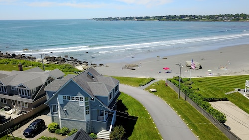 Surfside! Fantastic Beach House, Near Restaurants, Cliff Walk, Close to Downtown