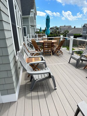 Outdoor dining - Surfside! Fantastic Beach House, Near Restaurants, Cliff Walk, Close to Downtown (Middletown)
