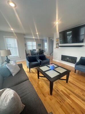 Smart-TV, peis, DVD-spiller og bordtennis