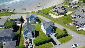 A residential area with houses, a beach, and a clear sky. - Surfside! Fantastic Beach House, Near Restaurants, Cliff Walk, Close to Downtown (Middletown)