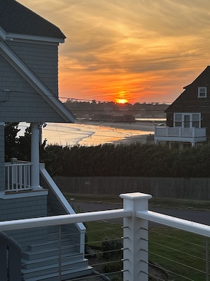 Property grounds - Surfside! Fantastic Beach House, Near Restaurants, Cliff Walk, Close to Downtown (Middletown)