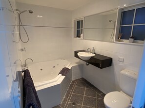 Handdukar, tvål, schampo och toalettpapper