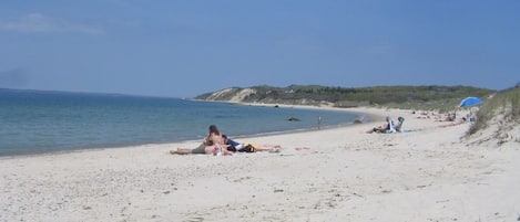 Perto da praia, espreguiçadeiras 