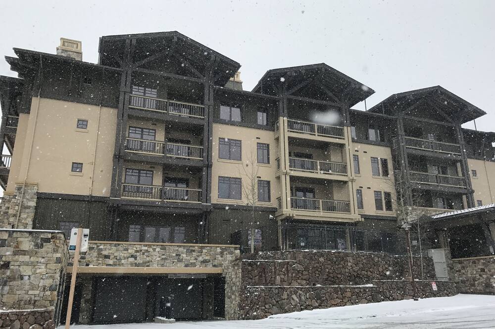 SKI IN/SKI OUT- 2 Bedroom Condo-VILLAGE at SQUAW VALLEY