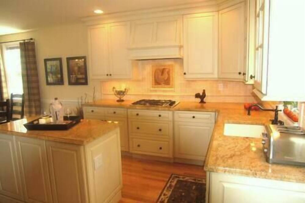 Bancroft Cottage - Elegant Parkway Home - Near Trolley Square