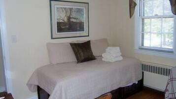 4 bedrooms, iron/ironing board, internet, bed sheets