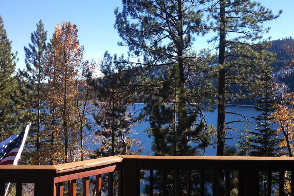 Overlooks Donner Lake