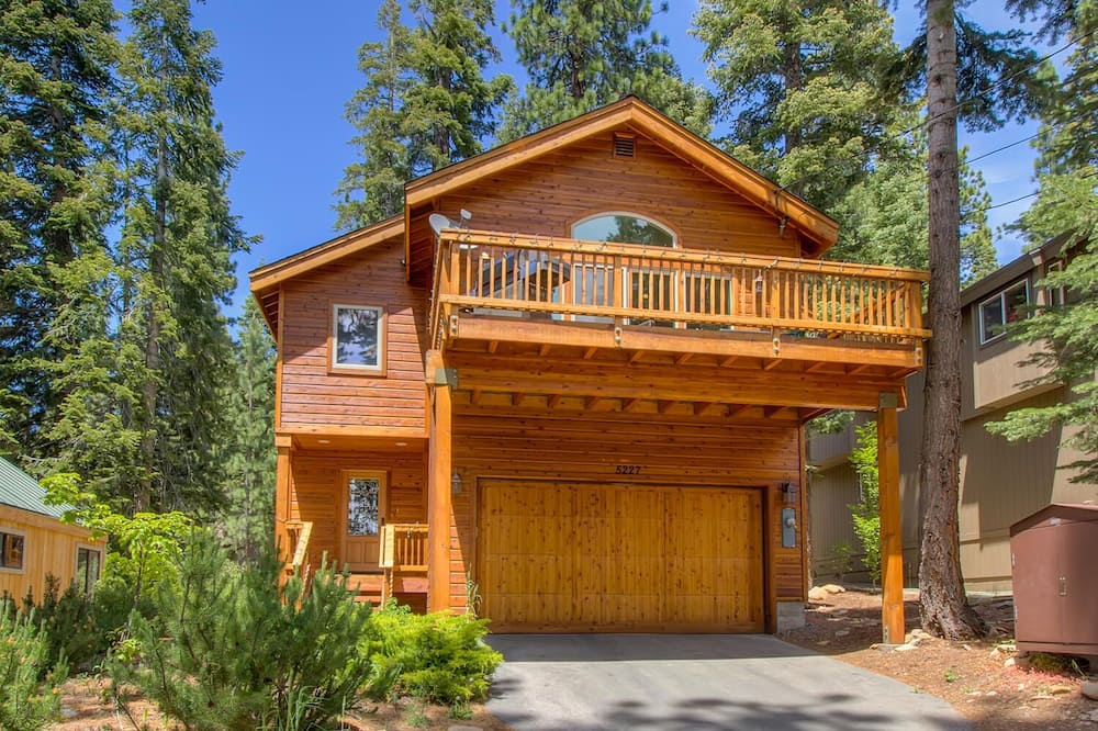 Modern Cabin / Walk To Lake Tahoe / Access To All Tahoe Resorts