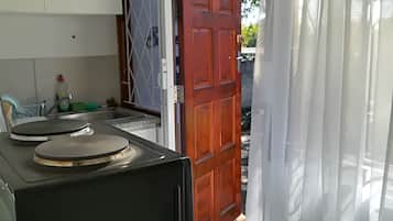 Kühlschrank, Mikrowelle, Ofen, Wasserkocher