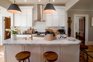 Fridge, microwave, oven, stovetop - The Banks House, Upscale 3BD/3BA Home,10 Min Walk to World Class Downtown Napa (Napa)