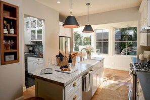 Réfrigérateur, four à micro-ondes, un four, surface de cuisson
