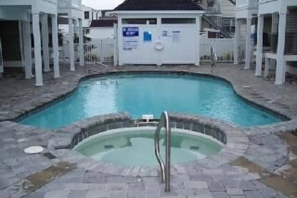 BEACH BLOCK 4 BEDROOMS 3 BATHS, HEATED POOL AND HOT TUB!!