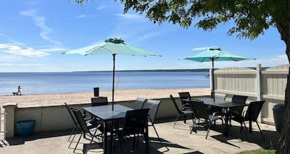 3 BR on shared beachfront property with beachfront access/patio seating!